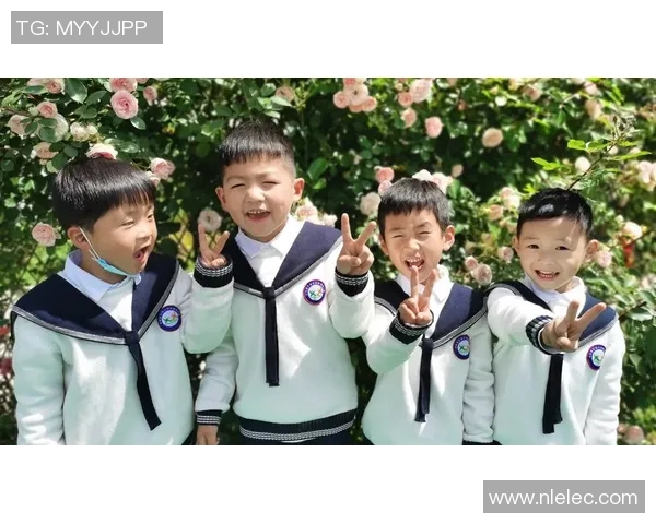 小明和乐乐在阳光下快乐踢足球的趣味时光与友谊故事